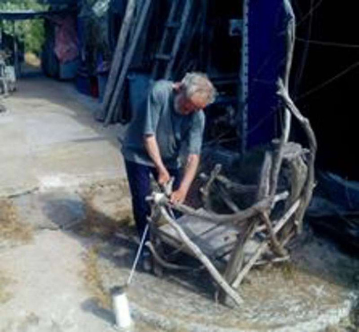 Nhiều năm trước, không chịu nổi sự gò bó, Mauro bỏ đi, sống một mình trên hòn đảo hoang không người.