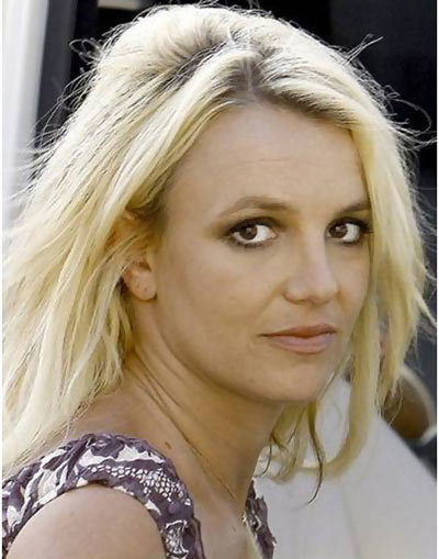 Britney Spears là một trong những ngôi sao xuống sắc nhanh chóng sau những cú sốc tinh thần và lối sống bừa bãi một thời. Không những thế bà mẹ hai con lại là người có style ăn mặc tuềnh toàng nên khi không đi chạy show hoặc lên sân khấu, cô già nua và lôi thôi không nhận ra. Ảnh: stylecraze