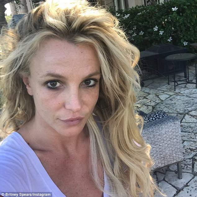 Khuôn mặt lốm đốm tàn nhang, không chút son phấn, ngoại trừ kẻ chút eyeliner, Britney Spears già hơn so với tuổi 35 của cô. Ảnh: Instagram