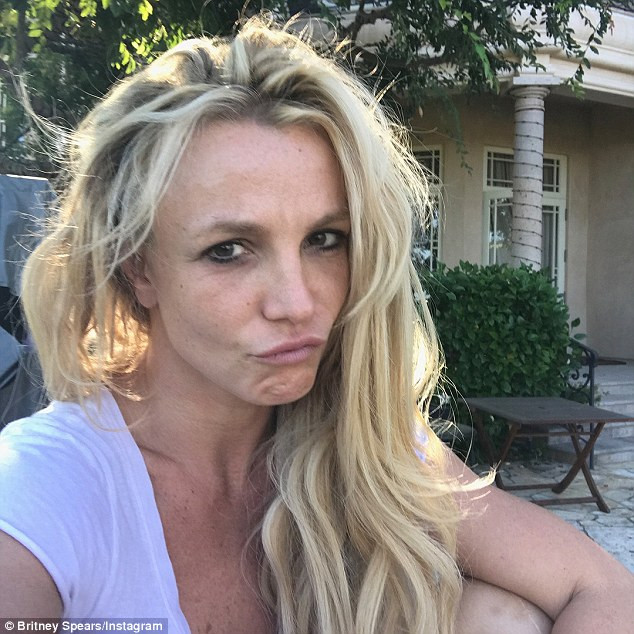 Bức ảnh selfie mà ngôi sao pop chia sẻ với fan trên Instagram khiến mọi người giật mình khi thấy Britney Spears lộ rõ nhan sắc phai tàn. Ảnh: Instagram