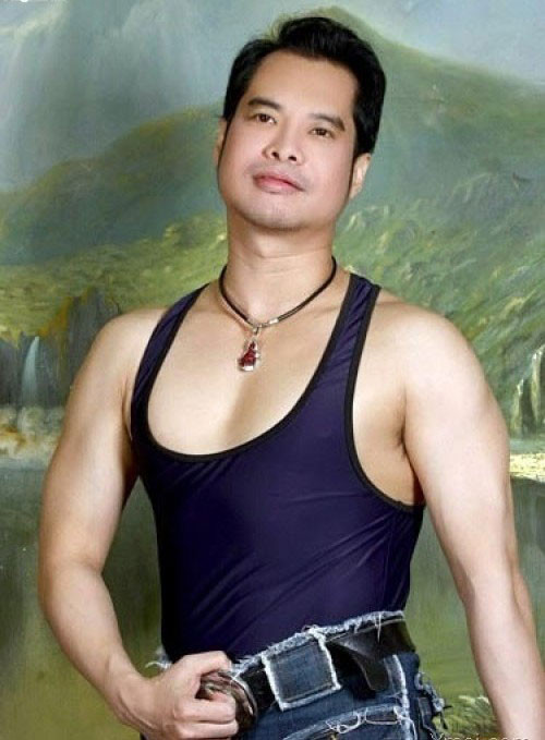 Năm 1992, có tin Ngọc Sơn bị tạm giam 8 tháng sau khi tham gia bữa tiệc sinh nhật người bạn Pierre Tân. Nhưng theo Ngọc Sơn anh bị tạm giam không phải do những trò thác loạn trong đêm tiệc đó mà là vì hát những ca khúc bị cấm. Cũng kể từ đó những màn gây sốc của ca sĩ Ngọc Sơn luôn khiến khán giả đi từ ngỡ ngàng này sang ngỡ ngàng khác. Ảnh: Internet