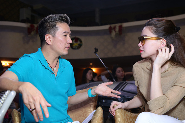 Mới đây, Hồ Ngọc Hà - Đàm Vĩnh Hưng vướng nghi vấn bất hòa. Điều này bắt nguồn từ việc Mr Đàm chia sẻ những chuyện riêng tư của nữ ca sĩ. Ngoài ra, việc Đàm Vĩnh Hưng và Hà Hồ không kết bạn trên Facebook càng khiến fan bán tín bán nghi. Tuy vậy, giữa ồn ào cả hai đều khéo léo phủ nhận bằng những hình ảnh thân thiết bên nhau và ngầm khẳng định tình bạn lâu năm giữa họ vẫn không có gì ảnh hưởng. Ảnh: Baolaodong.