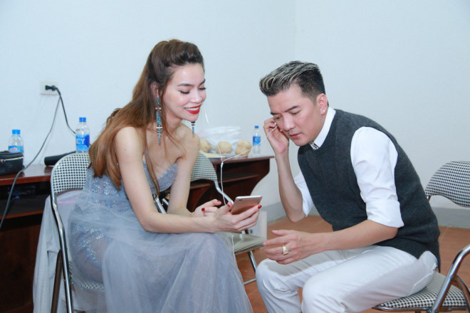 Rồi trước đó, giữa lúc nữ hoàng giải trí lao đao vì scandal chèn ép Minh Hằng, Mr Đàm cũng đã thể hiện sự ủng hộ dành cho Hồ Ngọc Hà bằng giọng văn hài hước: “Trời đã sinh ra Hưng sao lại còn sinh Hà?”. Nam ca sĩ “dấm dẳng” nói "thù ghét" Hồ Ngọc Hà khi cô cố tình cấu xé miếng bánh scandal vốn luôn gắn liền với Đàm Vĩnh Hưng. Ảnh: Tiin.