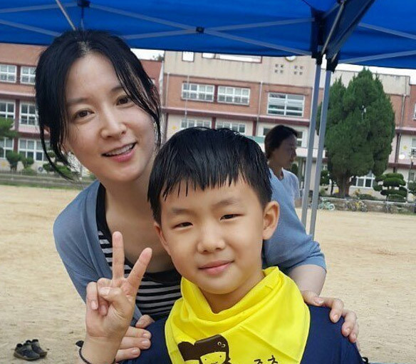 Đặc biệt là những khoảnh khắc đời thường, Lee Young Ae càng lộ rõ tuổi thật bởi cô không cầu kỳ đầu tóc, mặt mộc hoàn toàn. Ảnh: Instagram