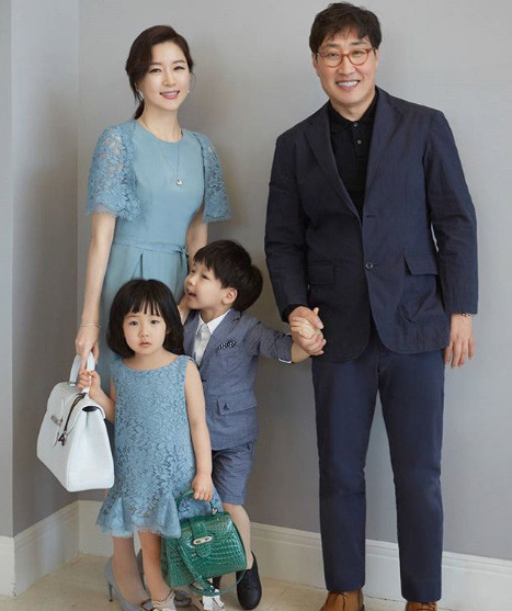 Hiện Lee Young Ae đang sống hạnh phúc bên chồng, doanh nhân người Mỹ gốc Hàn Jeong Ho Young và hai bé sinh đôi một trai một gái. Ảnh: Instagram