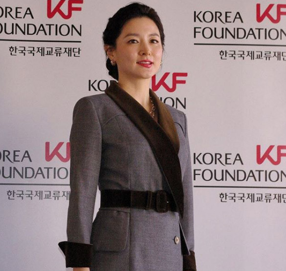 Ở tuổi 46, Lee Young Ae vẫn được khen ngợi là ngôi sao trẻ hơn so với tuổi. Cô luôn ăn mặc giản dị, trang điểm nhẹ nhàng mỗi khi xuất hiện tại các sự kiện. Tuy nhiên khi không có phần mềm xử lý ảnh, nước da của ngôi sao xứ Hàn không được trắng trẻo, trẻ trung như hình ảnh mọi người vẫn thường nhìn thấy cô. Ảnh: Instagram