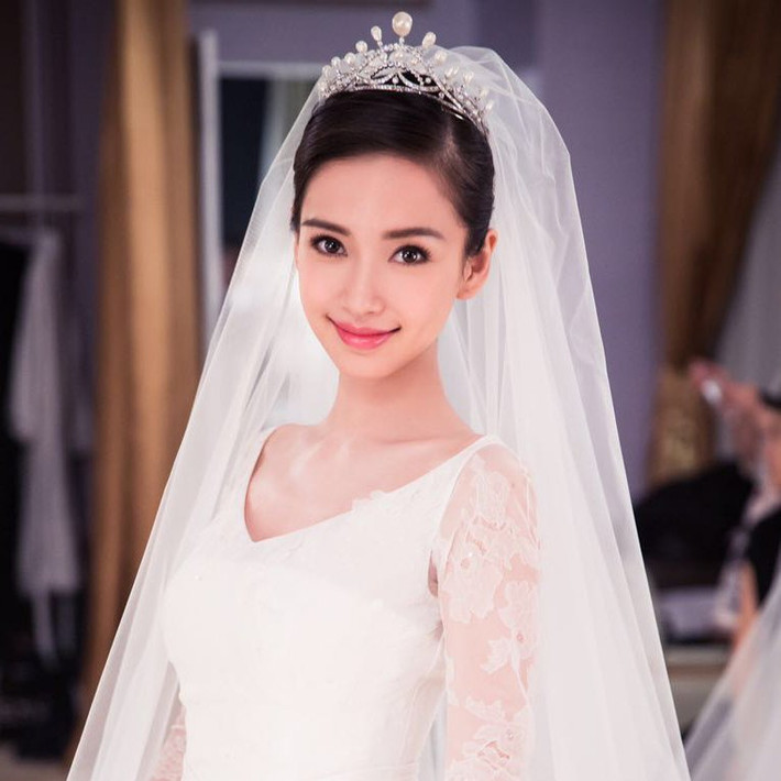 So với thời đám cưới với Huỳnh Hiểu Minh cách đây 2 năm, Angelababy bây giờ gầy hơn rất nhiều. Ảnh: popsugar