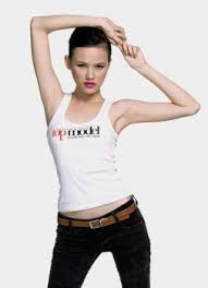Đến với cuộc thi Vietnam's Next Top Model mùa đầu tiên 2010, Tuyết Lan đã nhanh chóng ghi dấu ấn và giành giải Á quân. Cái tên của Tuyết Lan phủ đầy các mặt báo và thực sự trở thành hình mẫu cho thế hệ người mẫu trẻ Việt Nam: có ngoại hình, kiến thức và niềm đam mê đủ lớn để vươn ra thế giới. Ảnh: Nguoinoitieng.
