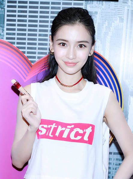 May mắn cho bà xã Huỳnh Hiểu Minh là khuôn mặt của cô vẫn xinh tươi và ăn hình. Ảnh: Ifeng
