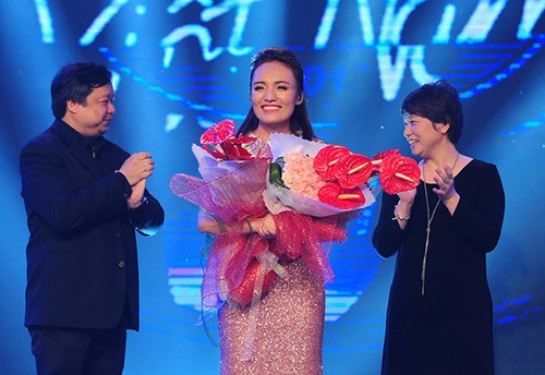 Nhật Thủy: Quán quân gần đây nhất của Vietnam Idol là Nhật Thủy cũng không thể tạo được bước đột phá sau khi rời chương trình này. Sau Vietnam Idol, tham gia “Gương mặt thân quen”, cô gái Nam Định vẫn không kéo lại được sự chú ý của dư luận. Ảnh: Baophunu.