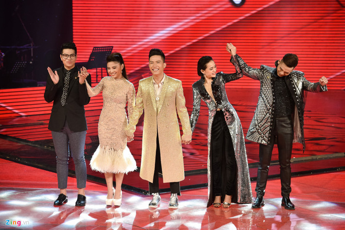 Những năm gần đây, truyền hình nở rộ những cuộc thi, game show thực tế tìm kiếm tài năng và đồng nghĩa, hàng ngàn thí sinh chen chân mong tìm kiếm danh vọng từ các cuộc thi này. Tuy vậy, không ít quán quân truyền hình thực tế chỉ tỏa sáng được một lần vào đêm chung kết và từ đó dần bị lãng quên. Ảnh: Zingnews.