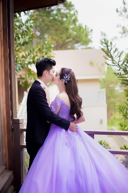 Điều đặc biệt được người đẹp tiết lộ, sau khi cuốn tự truyện về cuộc đời cô kết thúc cũng là lúc chồng cô xuất hiện, như một sự trùng hợp và là định mệnh của cuộc đời cô. Với Lâm Khánh Chi mất anh ấy bây giờ, chắc cô "chết”.