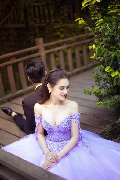 Mỗi lần cô đi diễn xa, hay đi sự kiện, anh đều quan tâm, hết mực lo lắng từng bữa ăn, giấc ngủ, thấu hiểu và thông cảm cho công việc của vợ. Cô chưa bao giờ gặp được người thương yêu đến thế.