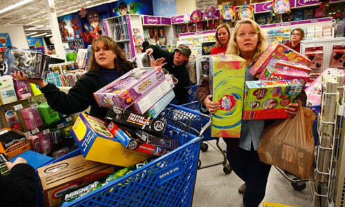 Hai người chết trong trận xả súng tại Toys R Us: Trong ngày Black Friday năm 2008, hai người đàn ông mua sắm tại gian hàng điện tử ở Toys R Us đã xảy ra mâu thuẫn dẫn đến một trận tranh cãi lớn. Sau đó, hai người rút súng bắn nhau. Hậu quả là 2 người đều thiệt mạng. May mắn là không ai khác bị thương. Ảnh: Reuters.