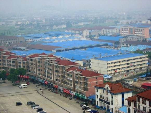 Trên các con đường của Huaxi, người ta đã quen thuộc với hình ảnh của những siêu xe BMW, Cadillac và Mercedes nhập khẩu. Ảnh: BI.