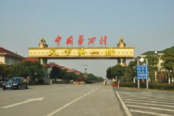 Ngoài ra, người dân trong làng còn được miễn phí các dịch vụ y tế, giáo dục và nhu yếu phẩm hàng ngày như lương thực, thực phẩm, hoa quả…. Ảnh: BI.