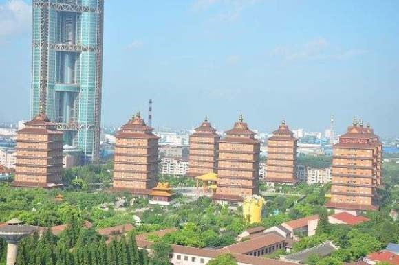 Nơi đây còn có cả một “Công viên Thế giới” (World Park) với bản sao của các biểu tượng nổi tiếng của thế giới từ Tượng nữ thần tự do của Mỹ cho đến Khải hoàn môn (Arc de Triomphe) của Pháp. Ảnh: BI.