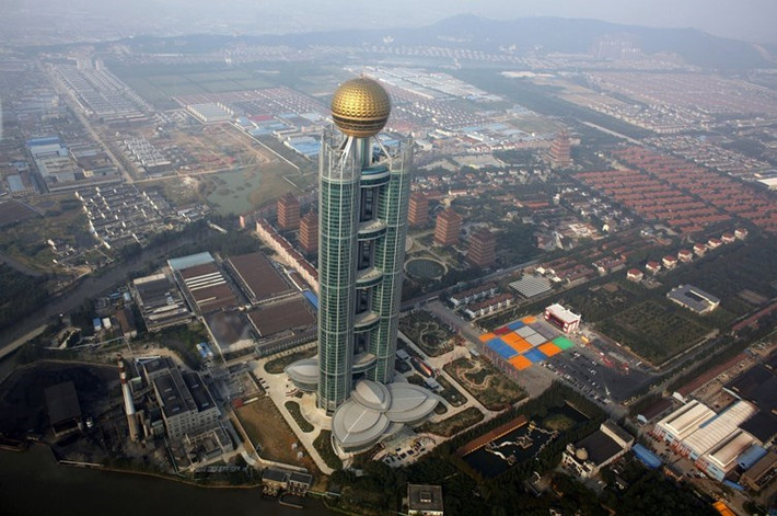 Nổi bật trong ngôi làng giàu có này là khách sạn 5 sao có tên Long Wish, gồm 74 tầng, cao 324 m, 800 dãy phòng nghỉ. Dự án ngốn khoảng 3 triệu NDT chi phí xây dựng. Ảnh: BI.