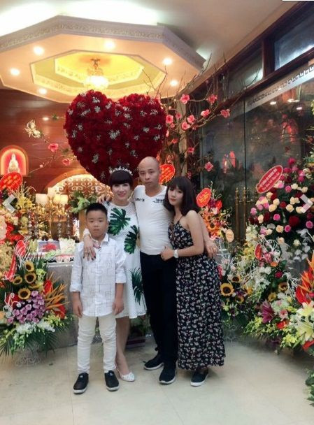 Gia đình vị đại gia Thái Bình. Tuy nhiên, đây không phải là lần đầu tiên vị đại gia này tổ chức sinh nhật tiền tỷ. Ảnh: Vietnamnet.