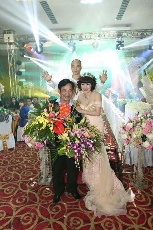 Vào đầu năm nay, cộng đồng mạng cũng từng xôn xao với câu chuyện vị đại gia này tổ chức sinh nhật cho vợ và cũng mời 50 nghệ sĩ tới tham dự. Bữa tiệc xa xỉ đã tiêu tốn đến hàng tỷ đồng. Ảnh: Danh hài Quang Tèo chụp cùng vợ chồng đại gia Thái Bình. Ảnh: Dân Việt.