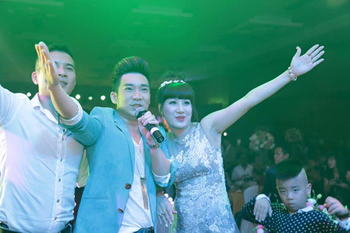 Tiệc sinh nhật vợ đại gia Đường gồm nhiều danh hài, diễn viên, ca sĩ, người mẫu từ trong nước đến hải ngoại như Quang Tèo, NSND Trần Nhượng, Lệ Rơi, ca sĩ Quang Hà, Bảo Anh, Khánh Bình, Lâm Chi Khanh, tìm kiếm tài năng Thục Anh... Ca sĩ hải ngoại Randy, Dương Hồng Loan, bầu sô Quý Ngọc… Ảnh: Dân Việt.