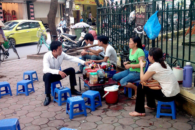 Những quán trà đá, trà chanh vỉa hè gần như đã trở thành hình ảnh quen thuộc với người dân Hà Nội. Ít ai biết, những quán trà đá nhìn bình thường nhưng lại có khả năng kiếm tiền siêu hơn cả nhân viên kinh doanh chuyên nghiệp. Ảnh: Internet.