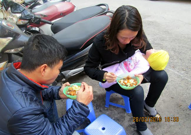 Có hai loại bánh rán được bán ở đây: bánh rán mặn và bánh rán ngọt, với mức giá 7.000 đồng/một chiếc. Mỗi ngày, chị Hoa tiết lộ bán ra hơn 1.000 chiếc, hàng ngày cho doanh thu tới 7 triệu đồng. Ảnh: Vietnamnet.