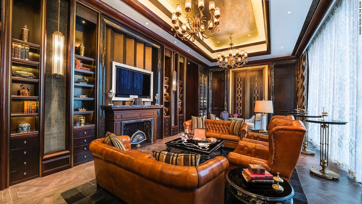 Khu vực Wine & Cigar Bar of Club Reign nổi bật với đèn chùm, sofa bọc da, các tấm thảm dày, nội thất cổ điển.