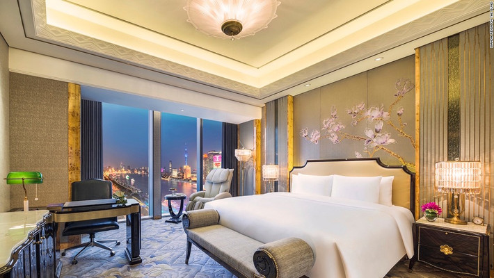 Khách sạn Wanda Reign có tổng cộng 193 phòng, trong đó có 14 phòng suite. Phòng Grand Deluxe Bund View nhìn ra bến Thượng Hải, được trang bị các đồ vệ sinh của hãng Hermès, phòng tắm bằng cẩm thạch, sàn có hệ thống sưởi ấm, toilet tự động của Nhật và các đồ trang trí xa hoa.