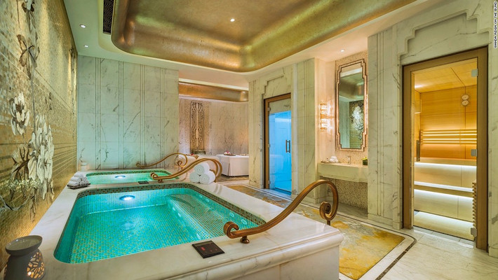 Khu spa với chất liệu cẩm thạch và các chi tiết mạ vàng, với phòng xông hơi ướt, xông khô, bồn tắm lớn, phòng massage…