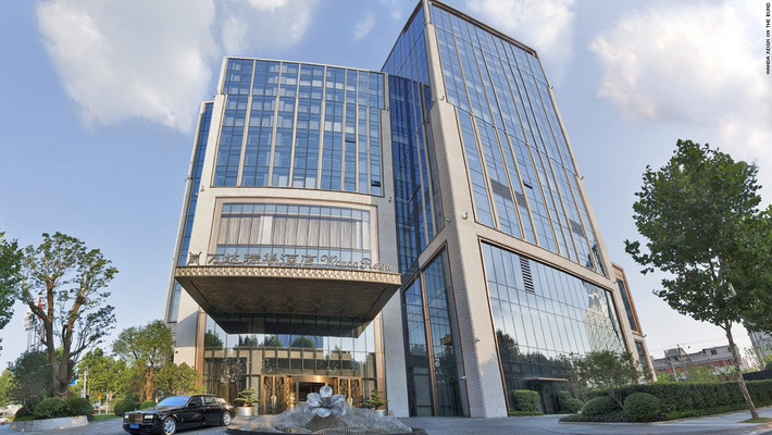 Khách sạn 7 sao Wanda Reign với thiết kế cổ điển pha trộn hiện đại trở thành điểm nhấn tại bến Thượng Hải, bên cạnh các khách sạn nổi tiếng như Peninsula, Shangri-La và Grand Hyatt.