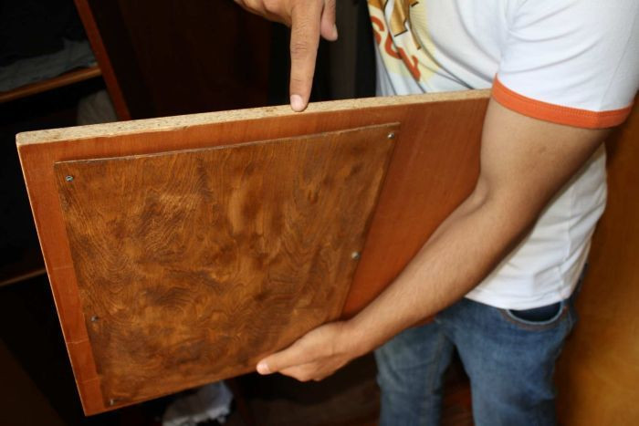 Ngay sau khi phát hiện, Muhannad đã báo ngay cho văn phòng nhập cư địa phương và cảnh sát. Những viên cảnh sát của địa phương đã tôn vinh Muhannad như vị anh hùng. Ảnh: ABC.