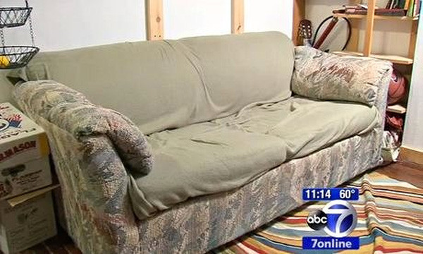 Hai tháng sau, khi đang ngồi xem phim trên ghế sofa, 3 cô cậu sinh viên cảm thấy có thứ gì đó kỳ lạ ở bên dưới lớp đệm. Họ thử rạch phần vải từ bộ sofa và tìm ra 1 phong bì có 700 USD và tờ hóa đơn 20 USD. Sau khi tiếp tục tìm và đào bới sâu hơn, họ tìm được những phong bì tiền khác, tổng số tiền lên đến 40.000 USD (tương đương với gần 900 triệu đồng). Ảnh: Internet.