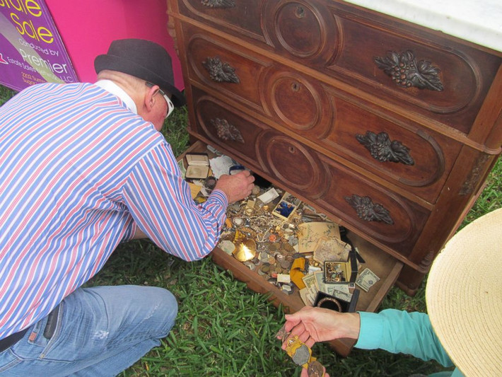 Tháng 5/2015, ông Emil Knodell ở bang Texas, Mỹ, đã nổi tiếng khắp thành phố sau khi tình cờ tìm thấy kho báu trị giá 15.000 USD trong chiếc tủ cũ mới mua về. Ảnh: Abcnews.