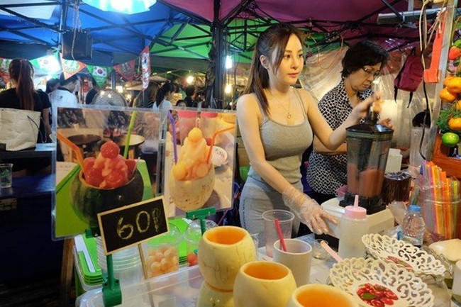 Gần đây, cô chủ của tiệm nước ép trái cây ở một khu chợ đêm tại Thái Lan bỗng trở nên nổi như cồn trên mạng xã hội vì vẻ xinh đẹp và thân hình quyến rũ của mình. Ảnh: Weibo.