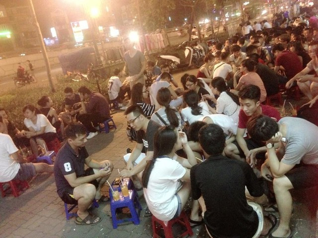 Kinh doanh mát tay, mỗi tháng, Oanh thu về hàng chục triệu đồng lãi ròng. Đỉnh điểm những tháng nắng nóng, số tiền đó lên đến con số 70 – 80 triệu đồng. Cô chủ 9X bật mí, trừ đi các chi phí, tiền bán trà chanh lời khoảng 1.500.000 đồng/đêm; thu nhập còn lại do bán phụ kiện mang về. Ảnh: Tấm Gương.