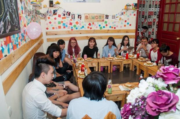 Đi từ mô hình kinh doanh online bánh sandwich nhỏ lẻ, chỉ sau 1 năm, Văn Trung đã mở được 2 tiệm đồ ăn nhanh với menu hấp dẫn nhờ cập nhật liên tục những đồ ăn, thức uống “trào lưu” như: trà thái, trà đào, quất xay, bánh gấu,…Ảnh: Báo Đất Việt.