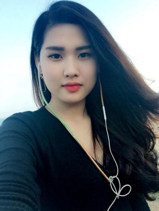 Tương tự, ở Việt Nam cũng xuất hiện nhiều cửa hàng kinh doanh hút khách nhờ chủ quán xinh trai đẹp gái. Tiêu biểu như quán Trà chanh 28 (Thanh Xuân, Hà Nội) của cô chủ quán dễ thương Phạm Thị Kiều Oanh lúc nào cũng tấp nập khách. Ảnh: Tấm Gương.