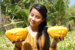 Năm nào cũng vậy, những nhà vườn lại tìm tòi, sáng tạo ra những sản phẩm trái cây tạo hình độc lạ để phục vụ cho thị trường, nhất trong dịp Tết. Trong hình là dưa hấu thỏi vàng Tài - Lộc. Ảnh: Chinhphu.