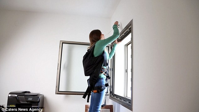 Để thiết kế lối thoát hiểm cho nhà phố trong trường hợp khẩn cấp, các kiến trúc sư cho rằng những nơi như cửa sổ, ban công, giếng trời, lối leo lên bồn nước... nếu lưu ý khi thiết kế nhà thì trong trường hợp khẩn có thể là lối thoát thân cho gia chủ. Ảnh minh họa: Internet.