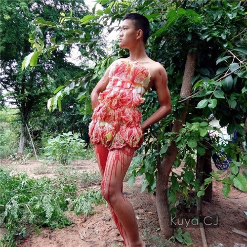 Cải trắng cùng nước sơn đỏ là thành váy thịt bò gây chấn động như Lady Gaga.