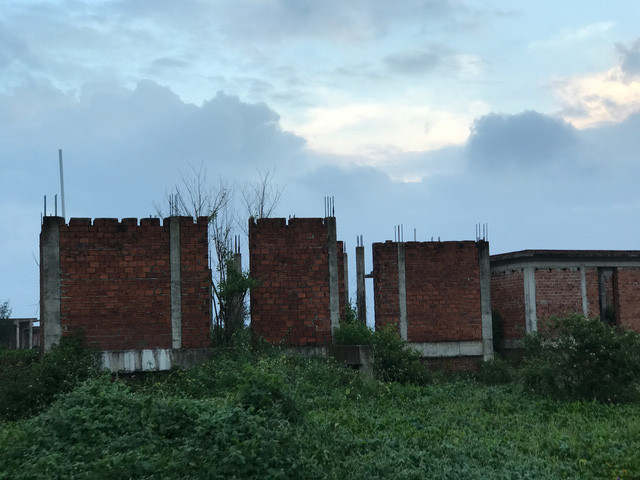 Hàng loạt khách sạn, khu nghỉ dưỡng dọc các tuyến đường bờ biển đẹp Đà Nẵng dù đã được giao đất từ nhiều năm qua nhưng đến nay vẫn “đắp chiếu”. Ảnh: Thời đại.