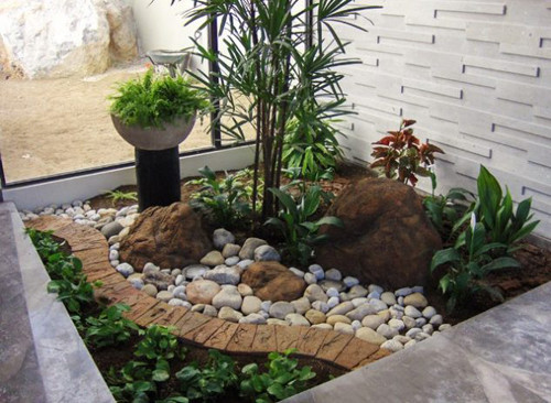 Bạn có thể dùng một số sỏi đá làm tiểu cảnh cho vườn cây trong góc nhà.