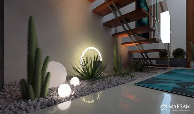Gầm cầu thang được biến thành khu vườn xinh xắn với những cây xương rồng và cây cảnh xanh tươi.