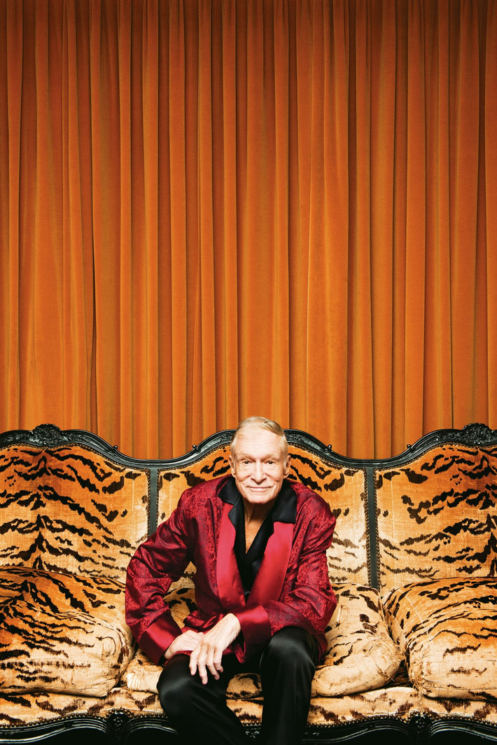 Hugh Hefner sở hữu khu biệt thự đắt giá và tủ đồ thời trang ngập tràn hàng hiệu cùng bộ sưu tập mũ, giày, cà vạt. Ông trùm Playboy Hugh Hefner có thói quen mặc đồ ngủ cả khi làm việc, kể từ lúc ông bắt đầu vận hành tờ tạp chí này vào năm 1953.