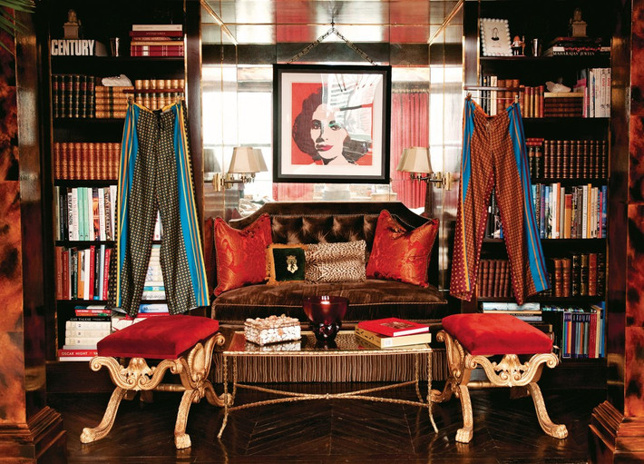 Căn hộ của “ông hoàng thời trang” Tommy Hilfiger ở khách sạn Plaza, New York (Mỹ) cũng dành một góc riêng cho những bộ sưu tập thời trang của ông.