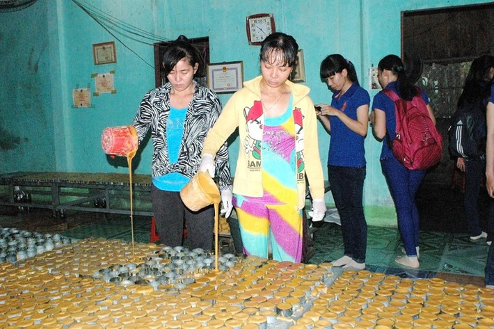 Đường lỏng được đổ vào khuôn để trở thành đường tán hay đổ vào các keo nhựa để trở thành đường chảy tùy theo yêu cầu của khách hàng. Ảnh: Facebook.