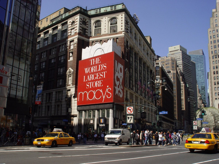 Macy's - New York, Mỹ: Cửa hàng Macy's tọa lạc trên Herald Square của thành phố New York được thành lập vào năm 1858 (như một cửa hàng đồ khô nhỏ), và là cửa hàng bách hóa lớn nhất thế giới kể từ năm 1924 đến năm 2009.