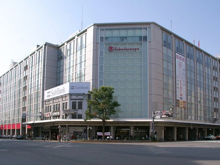 Takashimaya - Kyoto, Nhật Bản: Trở lại vào năm 1831, Takashimaya chỉ là một cửa hàng kimono đơn thuần. Hiện nay nơi này đã trở thành tổ hợp buôn bán tại Kyoto, Nhật Bản. Tòa nhà 8 tầng kinh doanh đủ mặt hàng thời trang, làm đẹp và thực phẩm.