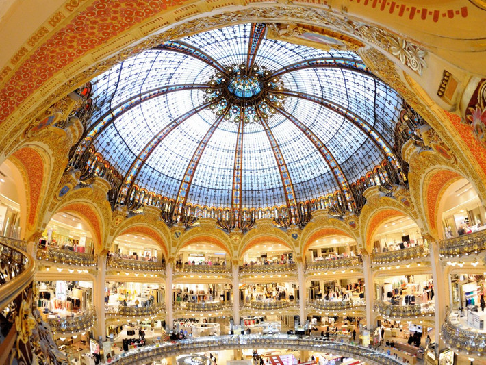 Galeries Lafayette - Paris, Pháp: Hiện Galeries Lafayette có thể là một phần của chuỗi cửa hàng mini với 280 cửa hàng trên khắp thế giới. Được khánh thành vào năm 1895, Galeries Lafayette là một tòa nhà 10 tầng bao bọc bởi kính màu và thép mái vòm khổng lồ với cầu thang theo trào lưu nghệ thuật mới và 19 nhà hàng.